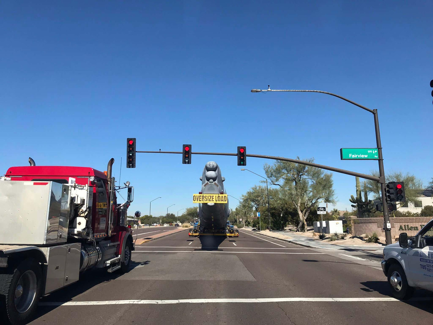 Một số người thắc mắc tại sao không cho chiếc B-52 bay đến thành phố Oklahoma thay vì thực hiện một hoạt động vận tải đường bộ gian khổ như vậy.