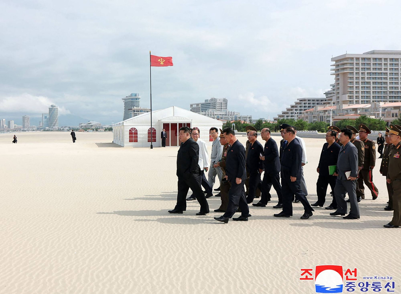 Nhà lãnh đạo Triều Tiên Kim Jong-un kiểm tra dự án xây dựng khu du lịch ven biển Wonsan Kalma ở tỉnh Gangwon của Triều Tiên. Ảnh: KCNA. Nhà lãnh đạo Triều Tiên Kim Jong-un kiểm tra dự án xây dựng khu du lịch ven biển Wonsan Kalma ở tỉnh Gangwon của Triều Tiên. Ảnh: KCNA.