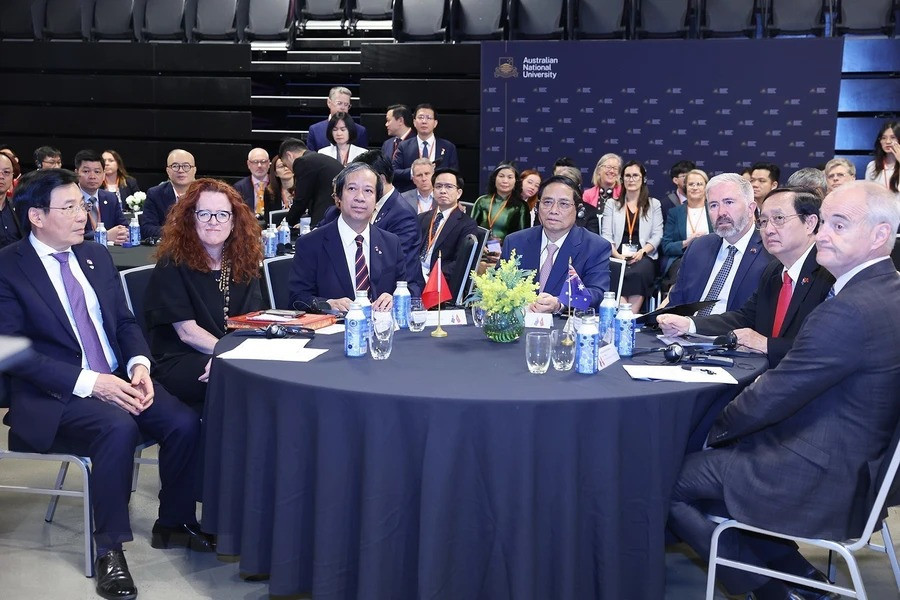 Thủ tướng Phạm Minh Chính trao đổi với lãnh đạo và sinh viên Trường Đại học Quốc gia Australia (ANU). (Ảnh: Dương Giang/TTXVN)