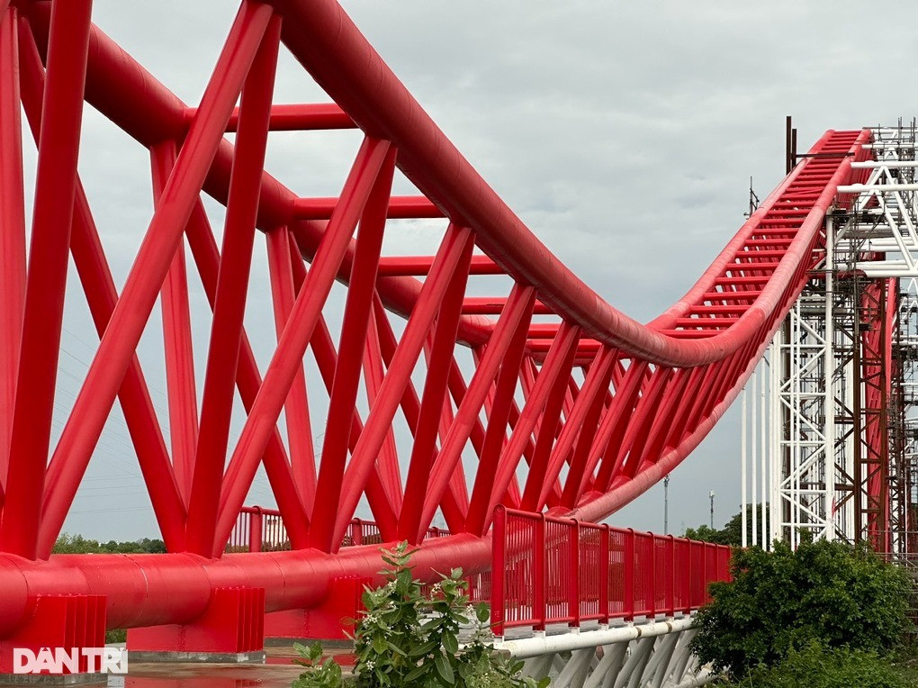Hai bên cầu được xây dựng những khối thép lớn tựa như cánh chim hải âu (Ảnh: Hoàng Bình). Hai bên cầu được xây dựng những khối thép lớn tựa như cánh chim hải âu (Ảnh: Hoàng Bình).