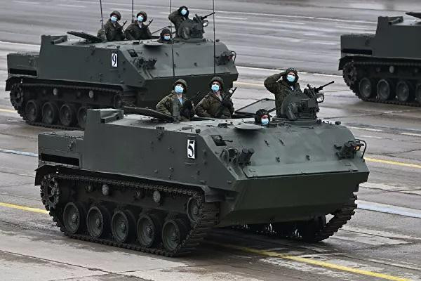 Ngoài ra có sự tham gia của xe bọc thép Typhoon; xe chiến đấu bộ binh BMP-2, BMP-3 và tổ hợp xe thiết giáp bánh xích hạng trung Kurganets-25. Lực lượng Nhảy mang đến lễ duyệt binh các phương tiện chiến đấu BMD-4M và BTR-MDM Shell.