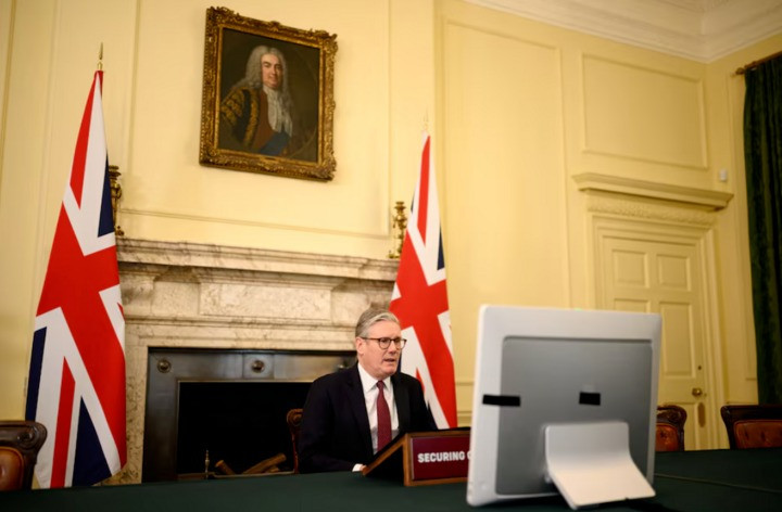 Thủ tướng Anh Keir Starmer nói chuyện qua video với các nhà lãnh đạo quốc tế.