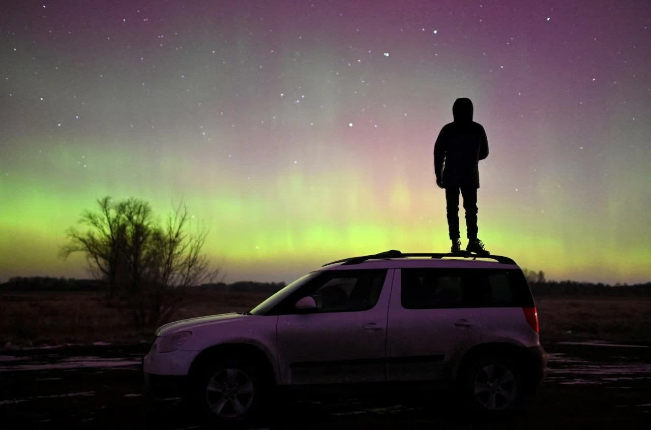 Cực quang là những chùm sáng hình vòng cung luôn chuyển động với nhiều màu sắc trên nền trời vào ban đêm. Trong ảnh, cực quang được ghi lại ở vùng Omsk, Tây Nam Siberia, Nga. Ảnh: Reuters