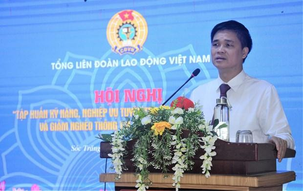 Ông Ngọ Duy Hiểu, Phó Chủ tịch Tổng Liên đoàn Lao động Việt Nam phát biểu chỉ đạo tại Hội nghị tập huấn. Ảnh: Nhật Bình - TTXVN