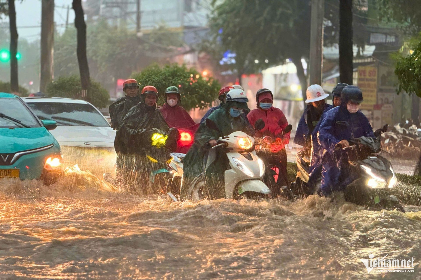 Chiều tối nay (27/12), cơn mưa lớn bắt đầu từ 16h và kéo dài gần 2 giờ khiến nhiều tuyến đường tại TP Biên Hòa, tỉnh Đồng Nai bị ngập sâu.