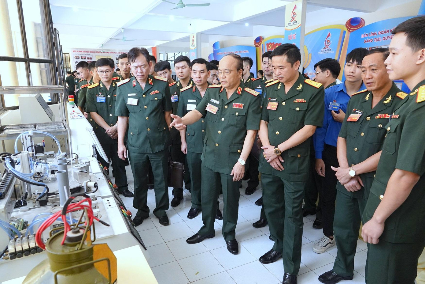 Đại biểu dự ĐH tham quan các đề tài, sáng kiến của tuổi trẻ Học viện KTQS trong giai đoạn 2017-2022