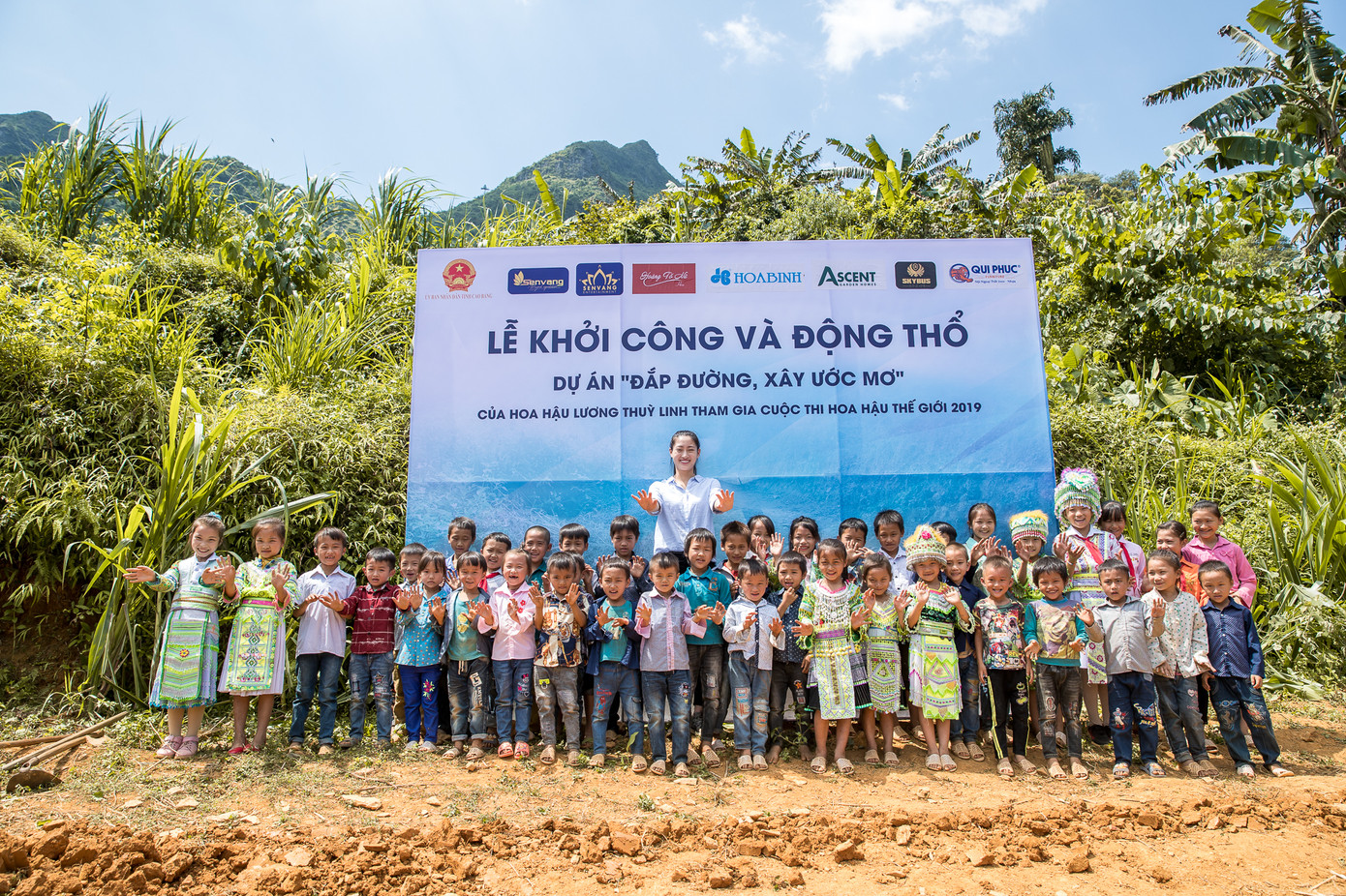 Hoa hậu Lương Thuỳ Linh mang 700 tấn vật liệu làm đường lên núi ảnh 2