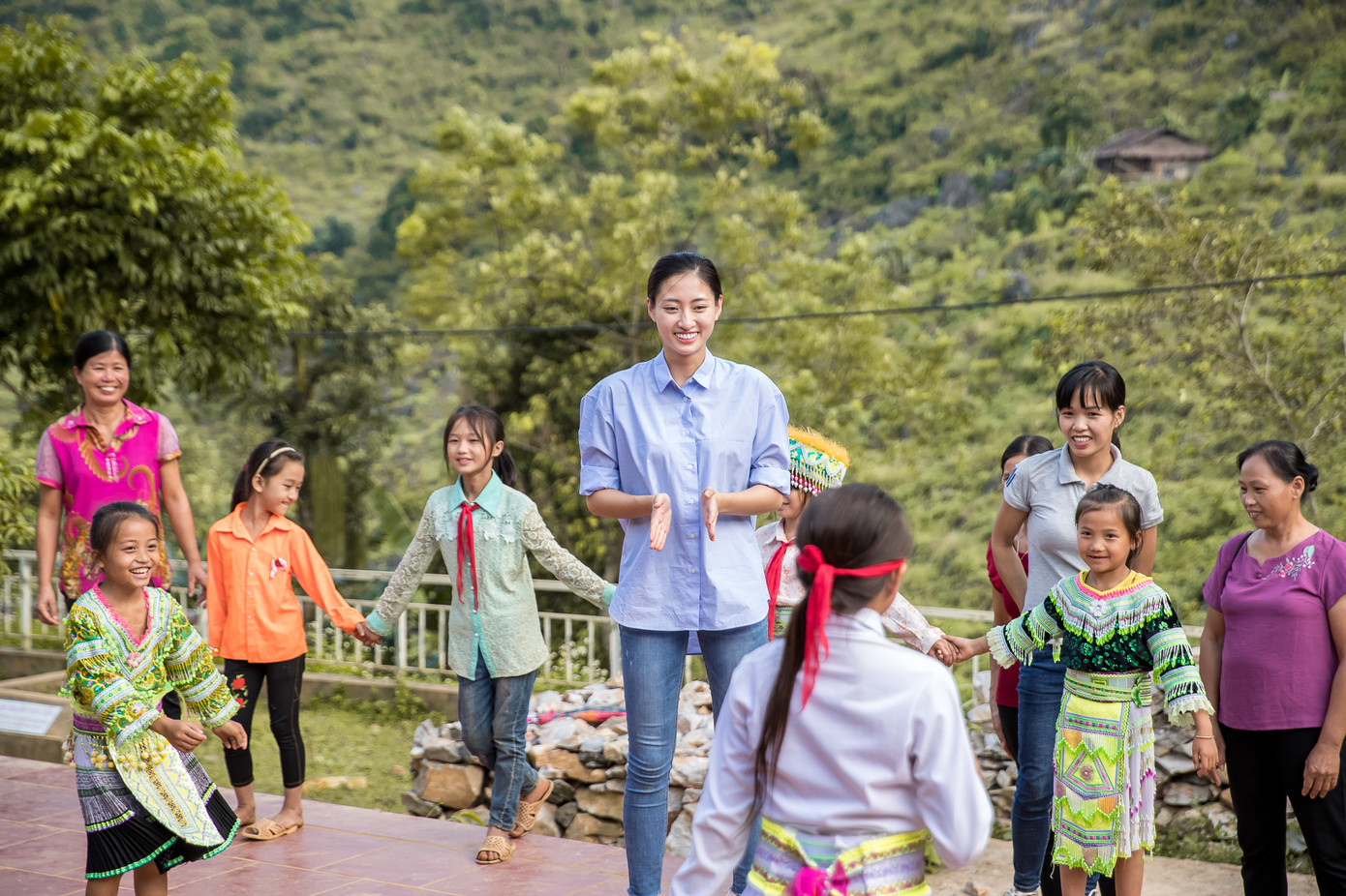 Hoa hậu Lương Thuỳ Linh mang 700 tấn vật liệu làm đường lên núi ảnh 8