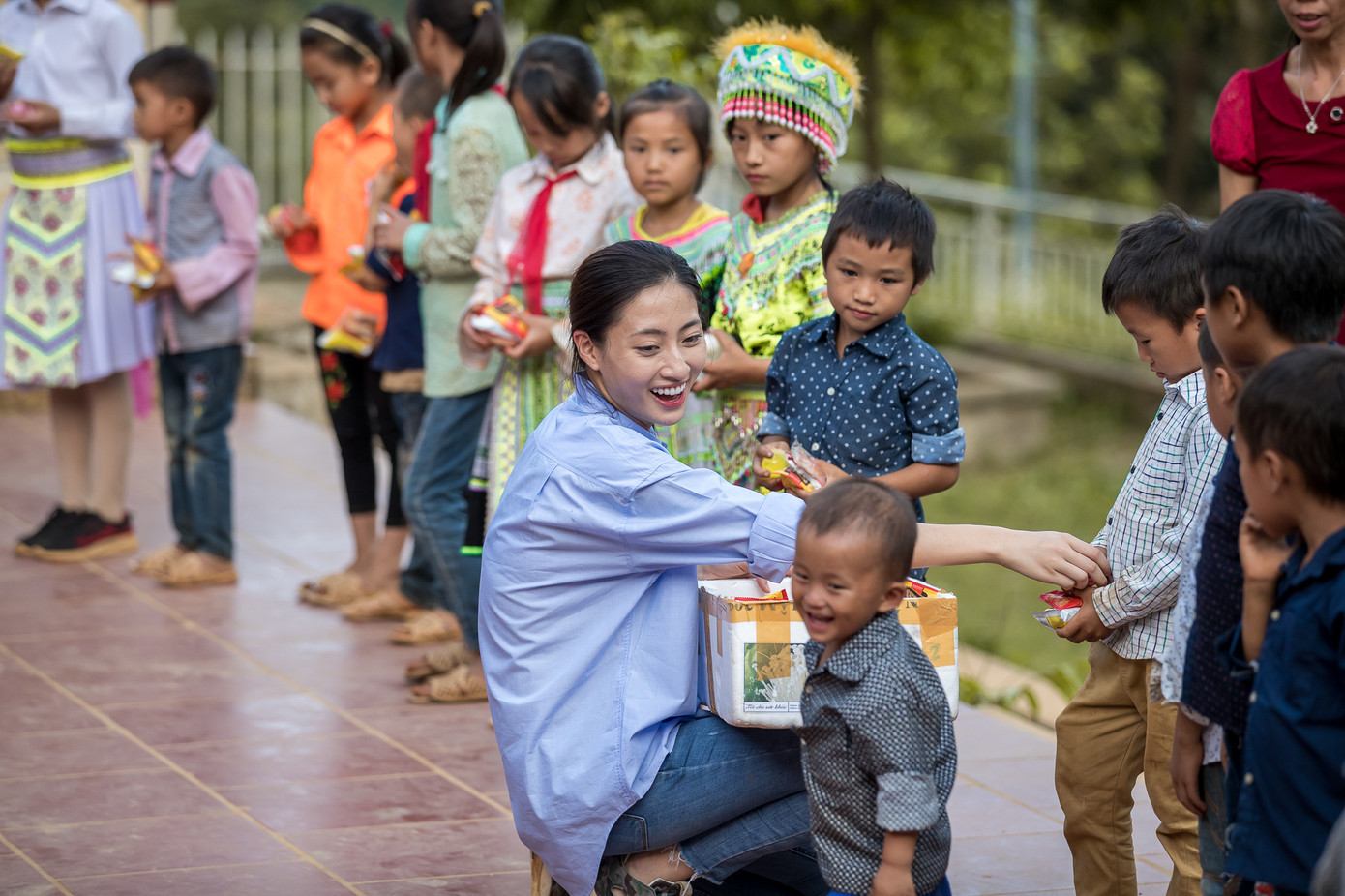 Hoa hậu Lương Thuỳ Linh mang 700 tấn vật liệu làm đường lên núi ảnh 6