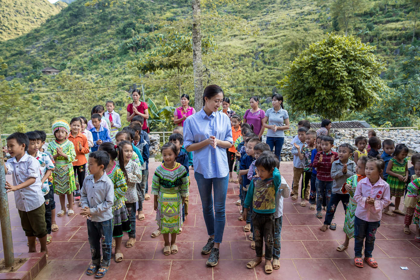 Hoa hậu Lương Thuỳ Linh mang 700 tấn vật liệu làm đường lên núi ảnh 4