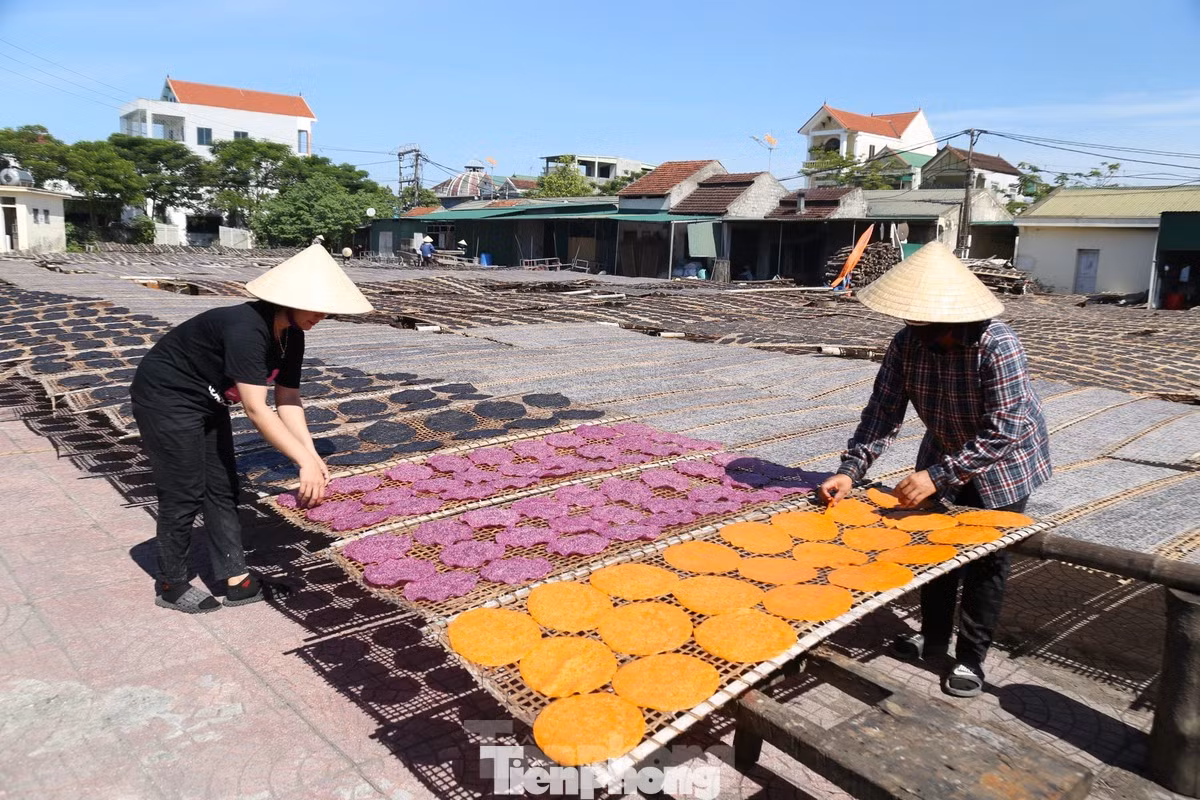 Sản xuất bánh đa vừng truyền thống của huyện Đô Lương, Nghệ An. Ảnh minh họa: Thu Hiền