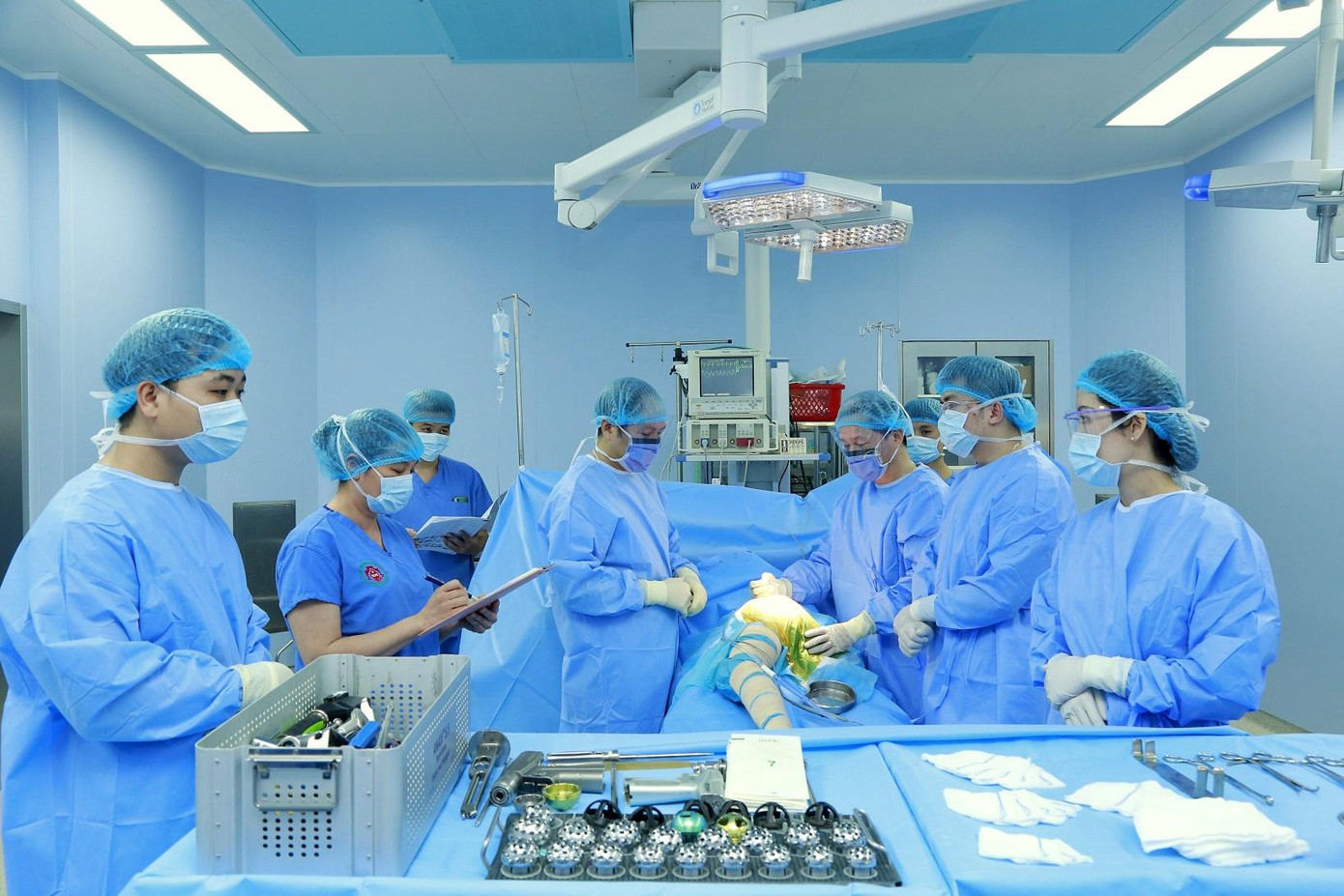 ĐVTN bệnh viện tham gia một ca ghép chi thể. Ảnh: PV ĐVTN bệnh viện tham gia một ca ghép chi thể. Ảnh: PV