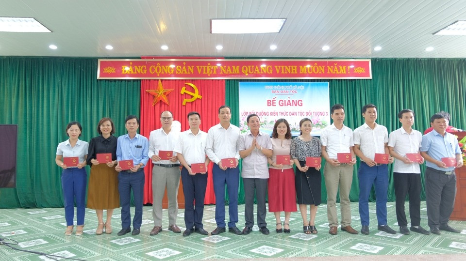 Phó Trưởng Ban Dân tộc TP Hà Nội Nguyễn Phúc Hải trao chứng chỉ bồi dưỡng kiến thức dân tộc cho các học viên. Ảnh: Lâm Nguyễn