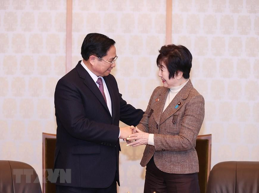 Chủ tịch Thượng viện Nhật Bản Santo Akiko đón Thủ tướng Phạm Minh Chính. (Ảnh: Dương Giang/TTXVN)