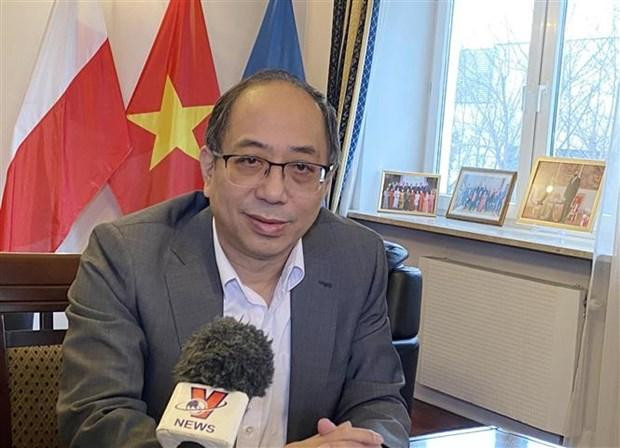 Đại sứ Việt Nam tại Ba Lan Nguyễn Hùng trả lời phỏng vấn phóng viên Thông tấn xã Việt Nam. (Ảnh: Hồng Kỳ/TTXVN)