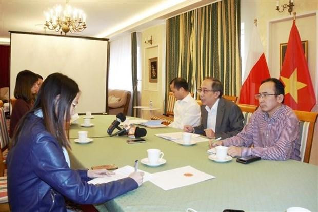 Đại sứ quán Việt Nam tại Ba Lan họp về công tác chuẩn bị cho chuyến bay hồi hương công dân từ Warszawa. (Ảnh: Hồng Kỳ/TTXVN)