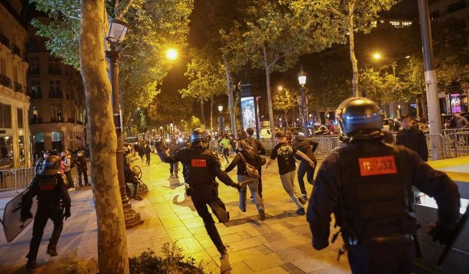 Cảnh sát Pháp đã bắt giữ hơn 2.400 người sau 5 ngày bạo loạn. Ảnh: Reuters Cảnh sát Pháp đã bắt giữ hơn 2.400 người sau 5 ngày bạo loạn. Ảnh: Reuters