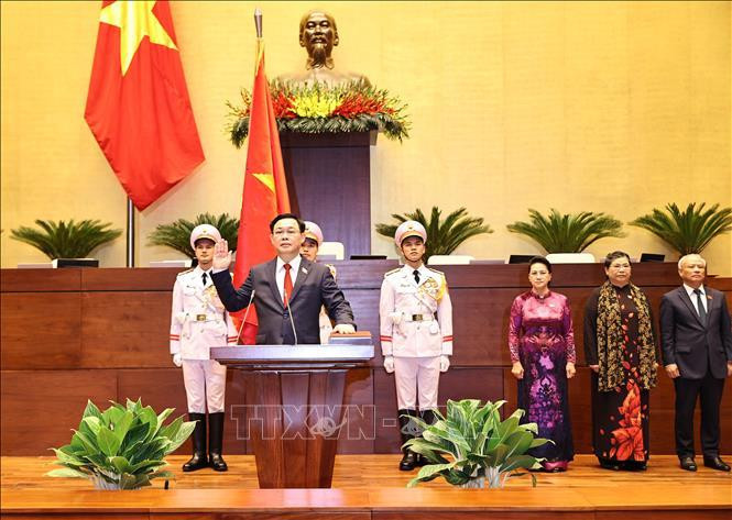 Phát biểu trước Quốc hội, Chủ tịch Quốc hội Vương Đình Huệ trân trọng cảm ơn Quốc hội đã tín nhiệm bầu giữ chức Chủ tịch Quốc hội Nước Cộng hòa xã hội chủ nghĩa Việt Nam. Chủ tịch Quốc hội nhấn mạnh đây là vinh dự vô cùng to lớn, đồng thời cũng là trách nhiệm rất nặng nề đối với cá nhân ông. Ảnh: TTXVN Phát biểu trước Quốc hội, Chủ tịch Quốc hội Vương Đình Huệ trân trọng cảm ơn Quốc hội đã tín nhiệm bầu giữ chức Chủ tịch Quốc hội Nước Cộng hòa xã hội chủ nghĩa Việt Nam. Chủ tịch Quốc hội nhấn mạnh đây là vinh dự vô cùng to lớn, đồng thời cũng là trách nhiệm rất nặng nề đối với cá nhân ông. Ảnh: TTXVN