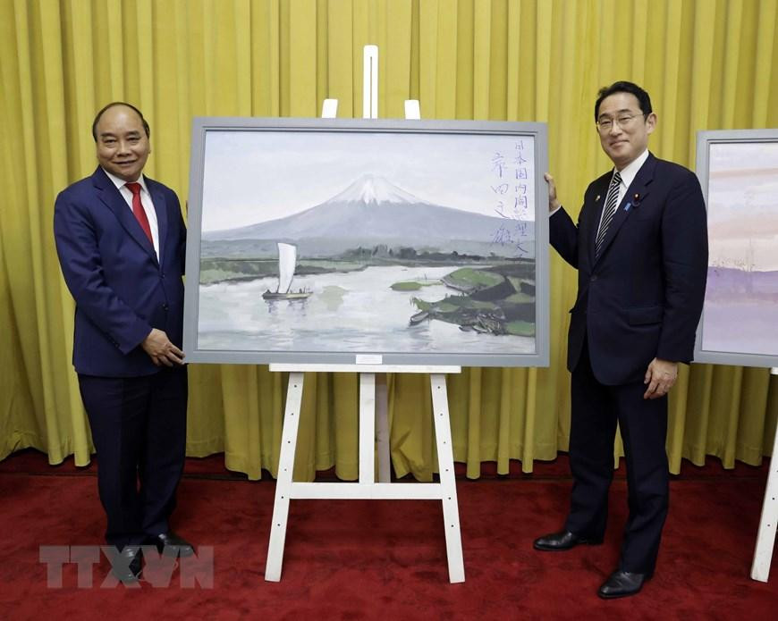 Thủ tướng Nhật Bản Kishida Fumio tặng Chủ tịch nước Nguyễn Xuân Phúc tác phẩm hội họa của họa sỹ Việt Nam về phong cảnh Nhật Bản. (Ảnh: Thống Nhất/TTXVN)