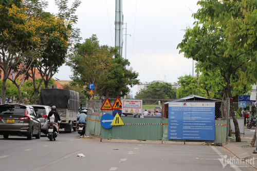 Cách vòng xoay Trần Não - Lương Định Của khoảng 100m, hướng di chuyển ra cầu Thủ Thiêm 1 lô cốt chắn gần hết mặt đường. Đơn vị thi công gói thầu XL-07 xây dựng hệ thống thoát nước chung cấp 2,3 và hệ thống thoát nước mưa thuộc lưu vực 2 thuộc Dự án vệ sinh môi trường TP.HCM giai đoạn 2 do Ban Quản lý dự án đầu tư xây dựng hạ tầng đô thị TP.HCM làm chủ đầu tư dựng .