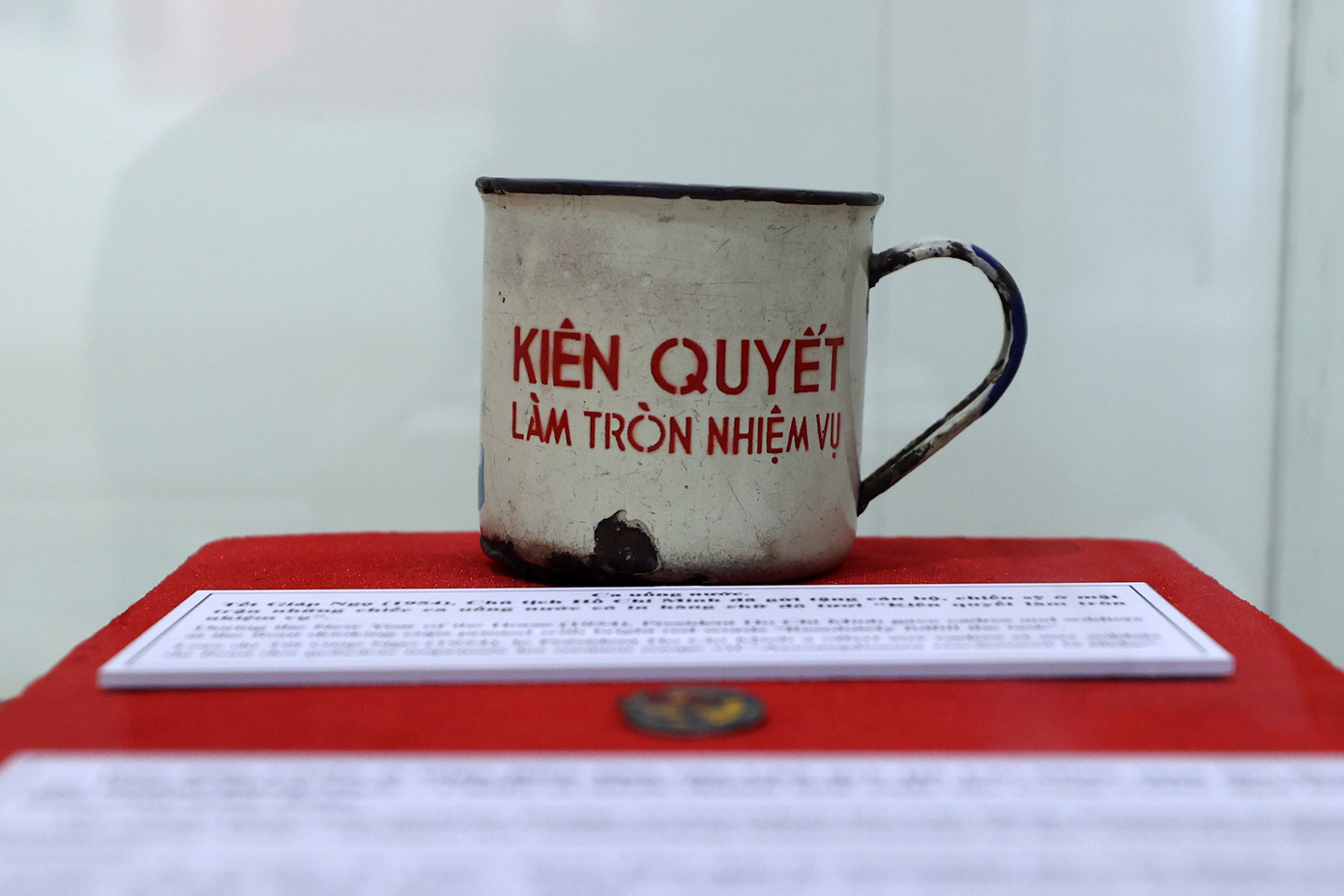 Tết Giáp Ngọ (1954), Chủ tịch Hồ Chí Minh đã gửi tặng cán bộ, chiến sĩ ở mặt trận ca uống nước có in dòng chữ đỏ “Kiên quyết làm tròn nhiệm vụ” như một lời động viên, giao nhiệm vụ của Bác Hồ với toàn thể cán bộ, chiến sĩ mặt trận. Ảnh: Lê Anh Dũng