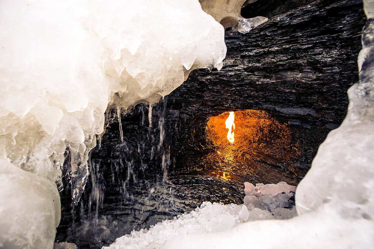 Không một thông tin chính xác nào về người đầu tiên thắp lên ngọn lửa này, mặc dù có suy đoán rằng ngọn lửa được châm lên bởi những người Mỹ bản địa từ hàng nghìn năm trước.