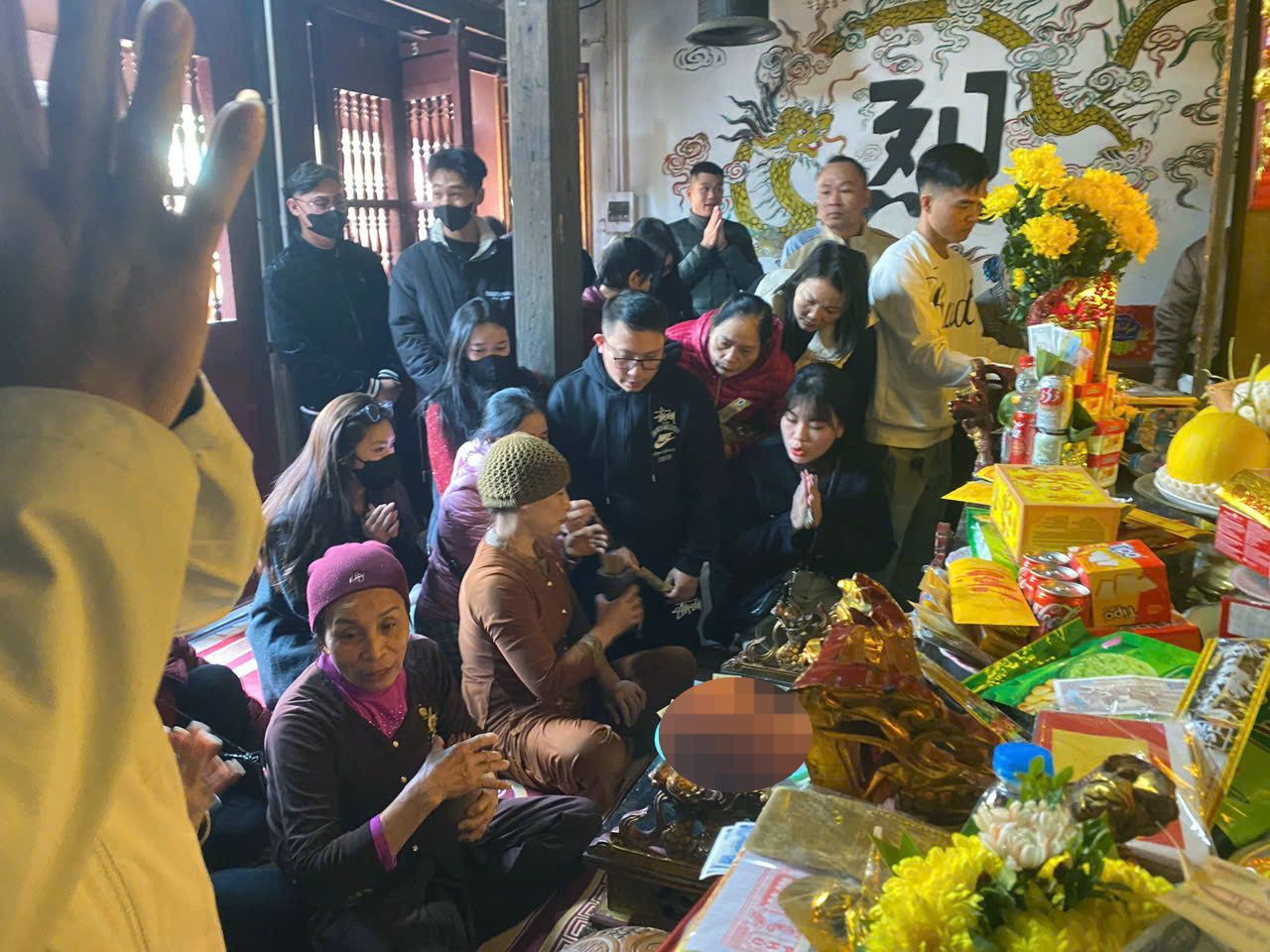 Ngày mùng 1 Tết, người dân đến đền xin quẻ đặc biệt đông, xếp hàng chật cứng.