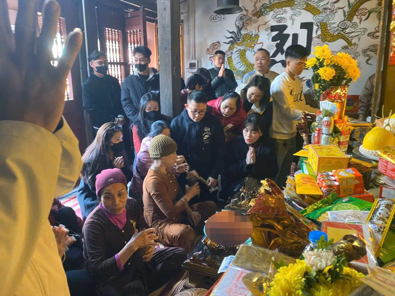 Ngày mùng 1 Tết, người dân đến đền xin quẻ đặc biệt đông, xếp hàng chật cứng.