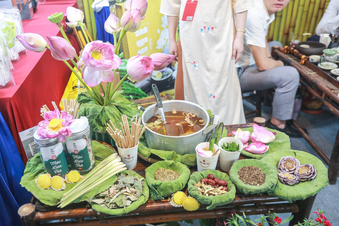 Bên cạnh thưởng thức trà sen, hàng nghìn du khách đến với Lễ hội Sen Hà Nội còn được chiêm ngưỡng và thưởng thức hàng trăm sản phẩm độc đáo khác làm từ sen đến từ khắp các vùng miền trên Tổ quốc.