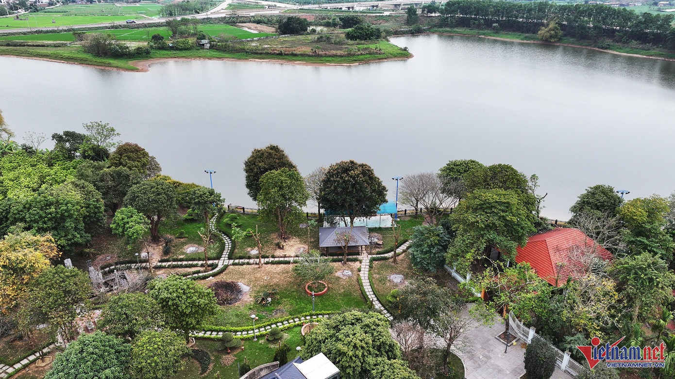 Biệt phủ của Hậu "Pháo" có khu vườn phía sau phủ kín cây xanh cao lớn, tiếp giáp với hồ nước rộng lớn. Ảnh: Đức Hoàng.