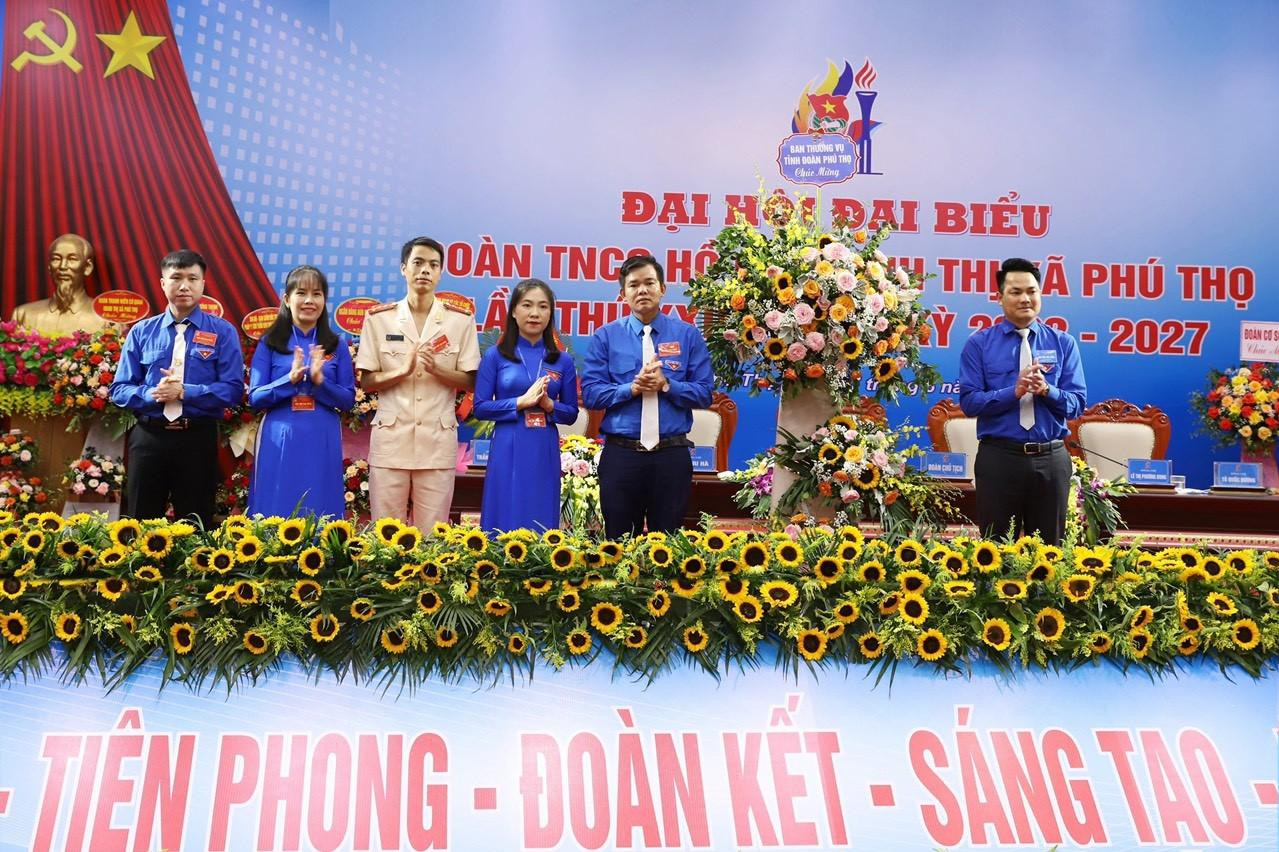 Lãnh đạo Tỉnh Đoàn Phú Thọ tặng hoa chúc mừng đại hội Lãnh đạo Tỉnh Đoàn Phú Thọ tặng hoa chúc mừng đại hội