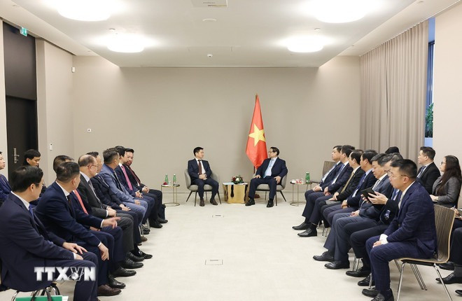 Thủ tướng Phạm Minh Chính tiếp đại diện một số doanh nghiệp tiêu biểu Việt Nam tại Cộng hòa Séc và châu Âu. (Ảnh: Dương Giang/TTXVN)