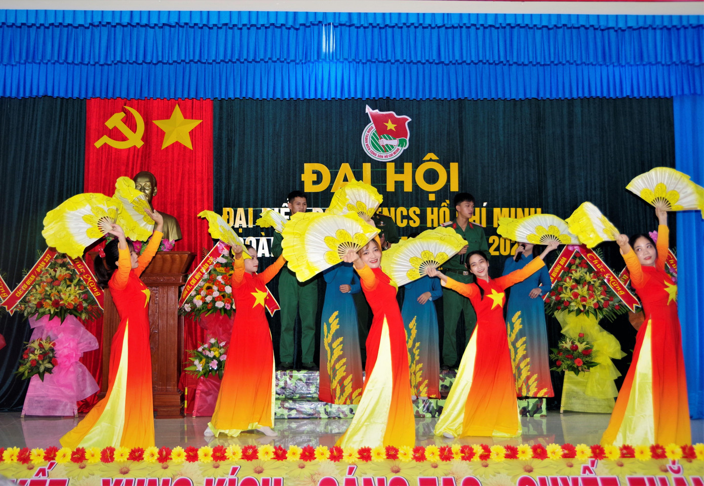 Tiết mục văn nghệ chào mừng đại hội