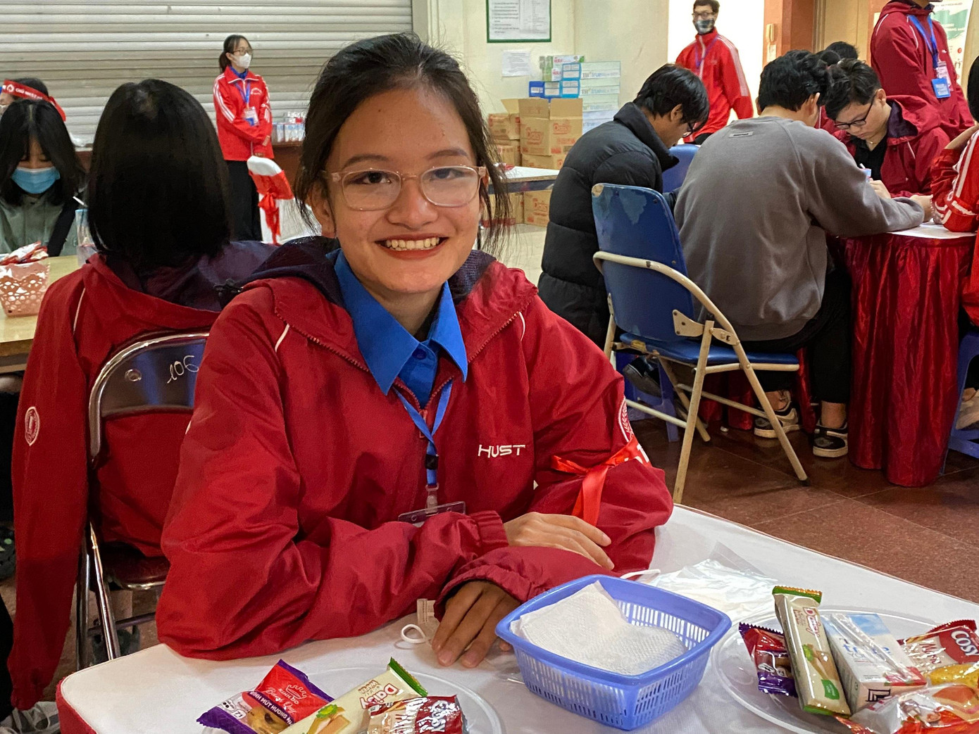Là một sinh viên năm nhất khoa Kinh tế Công Nghiệp, Đại học Bách Khoa cũng như một trong những tình nguyện viên tham gia giúp đỡ trong công tác hậu cần, theo dõi chăm sóc những người sau hiến máu, bạn Mã Thị Thu Hương chia sẻ: &quot;Vì một số lý do cá nhân nên không thể tham gia hiến máu, nhưng bạn cảm thấy rất vui vì có thể thực hiện công tác hậu cần trong một chương trình rất ý nghĩa như thế này. Mình được trò chuyện với rất nhiều bạn tình nguyện viên đã tham gia hiến máu, có người đã hiến máu tới 10 lần, mình cũng mong tương lai sẽ tham gia hiến máu để cống hiến vì cộng đồng nhiều hơn. Việc tham gia hoạt động tình nguyện của nhà trường đặc biệt là chương trình Chủ nhật Đỏ năm nay là một kỷ niệm khó quên với mình cũng được coi là một dấu mốc của tuổi thanh xuân, của tuổi trẻ vì cộng đồng. &quot;