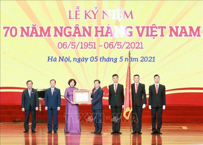 Phó Thủ tướng Lê Minh Khái trao Huân chương Lao động hạng Nhất cho Ngân hàng Nhà nước Việt Nam. Ảnh: Phương Hoa/TTXVN