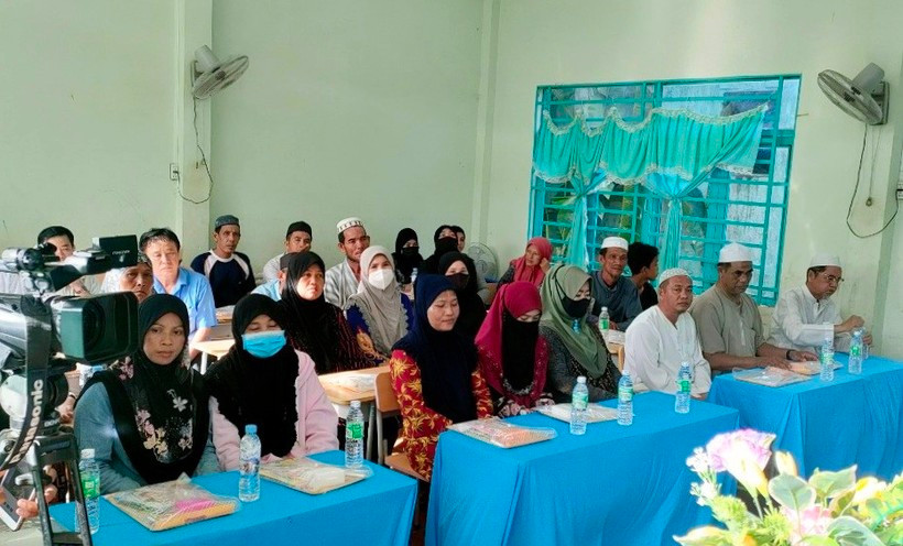 Lớp xóa mù chữ dành cho đồng bào dân tộc Chăm trên địa bàn An Giang. Lớp xóa mù chữ dành cho đồng bào dân tộc Chăm trên địa bàn An Giang.