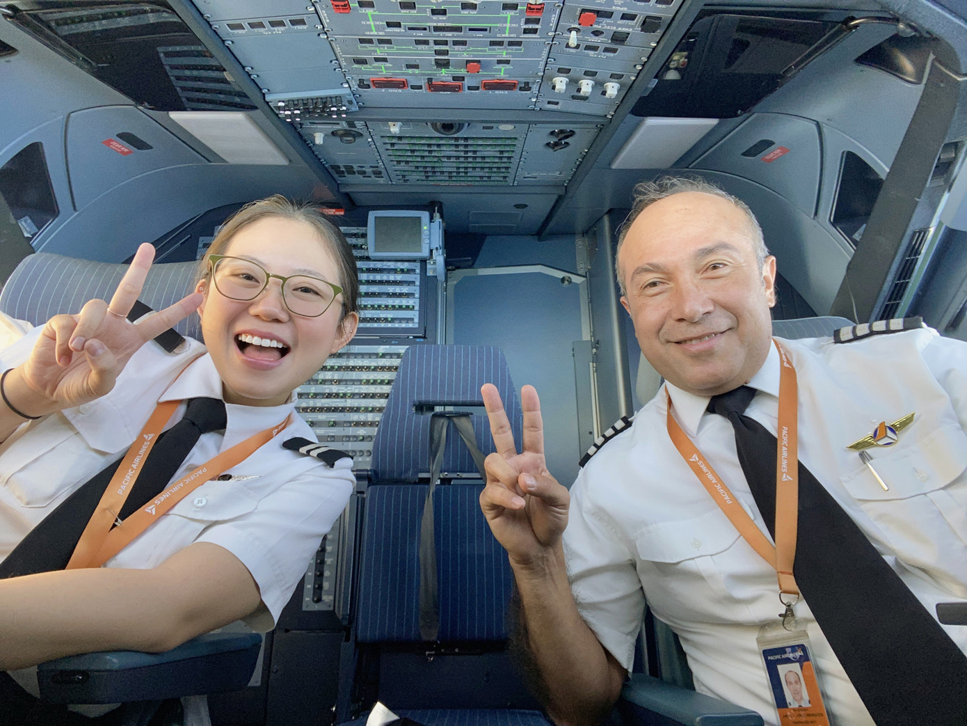 Mạch Khanh hiện là cơ phó trẻ tuổi của hãng hàng không Pacific Airlines. Mạch Khanh hiện là cơ phó trẻ tuổi của hãng hàng không Pacific Airlines.