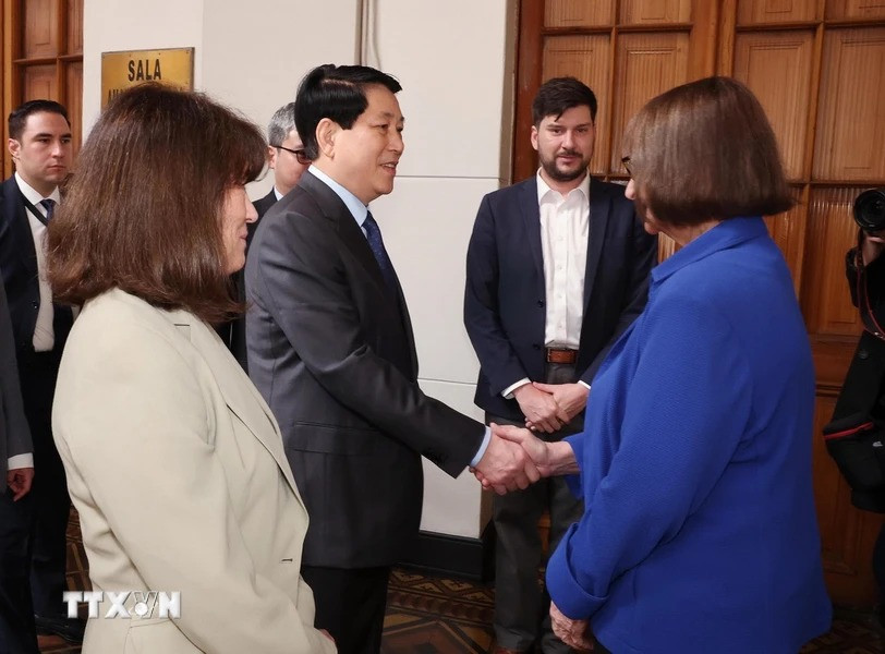 Hiệu trưởng Đại học Chile Rosa Devés đón Chủ tịch nước Lương Cường. (Ảnh: Lâm Khánh/TTXVN)