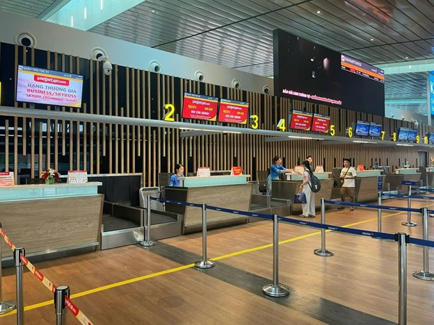 Các sân bay miền Bắc mở cửa trở lại sau siêu bão.