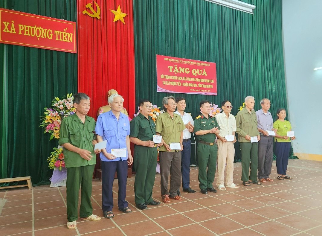 Đoàn công tác trao 20 suất quà tặng các gia đình chính sách, học sinh nghèo vượt khó trên địa bàn.