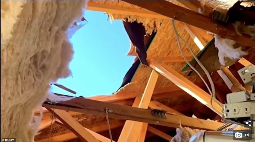 Người lính đã đâm thủng mái nhà, hạ cánh xuống bếp của người dân ở California.