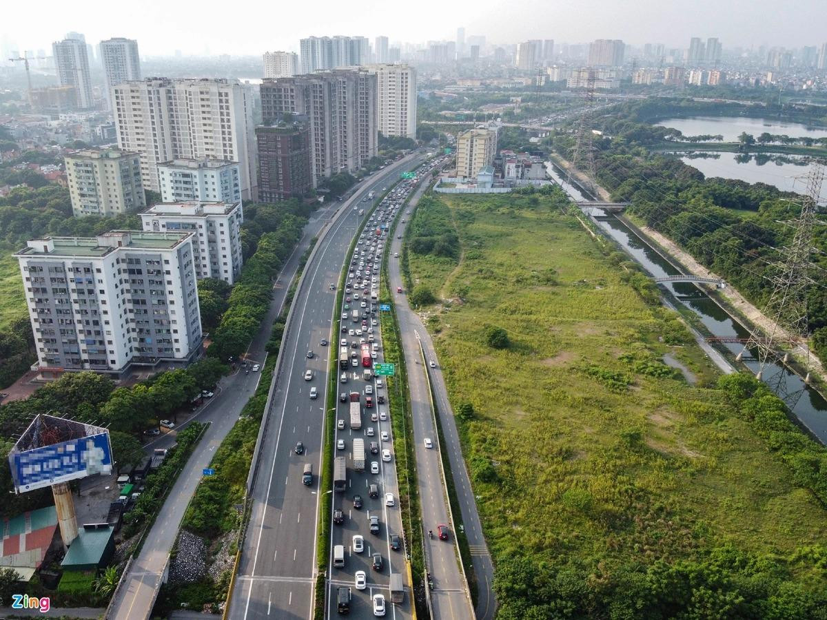 Từ chiều, lượng xe cộ đã đổ dồn về Hà Nội, hàng dài ôtô ùn tại nút giao Pháp Vân.