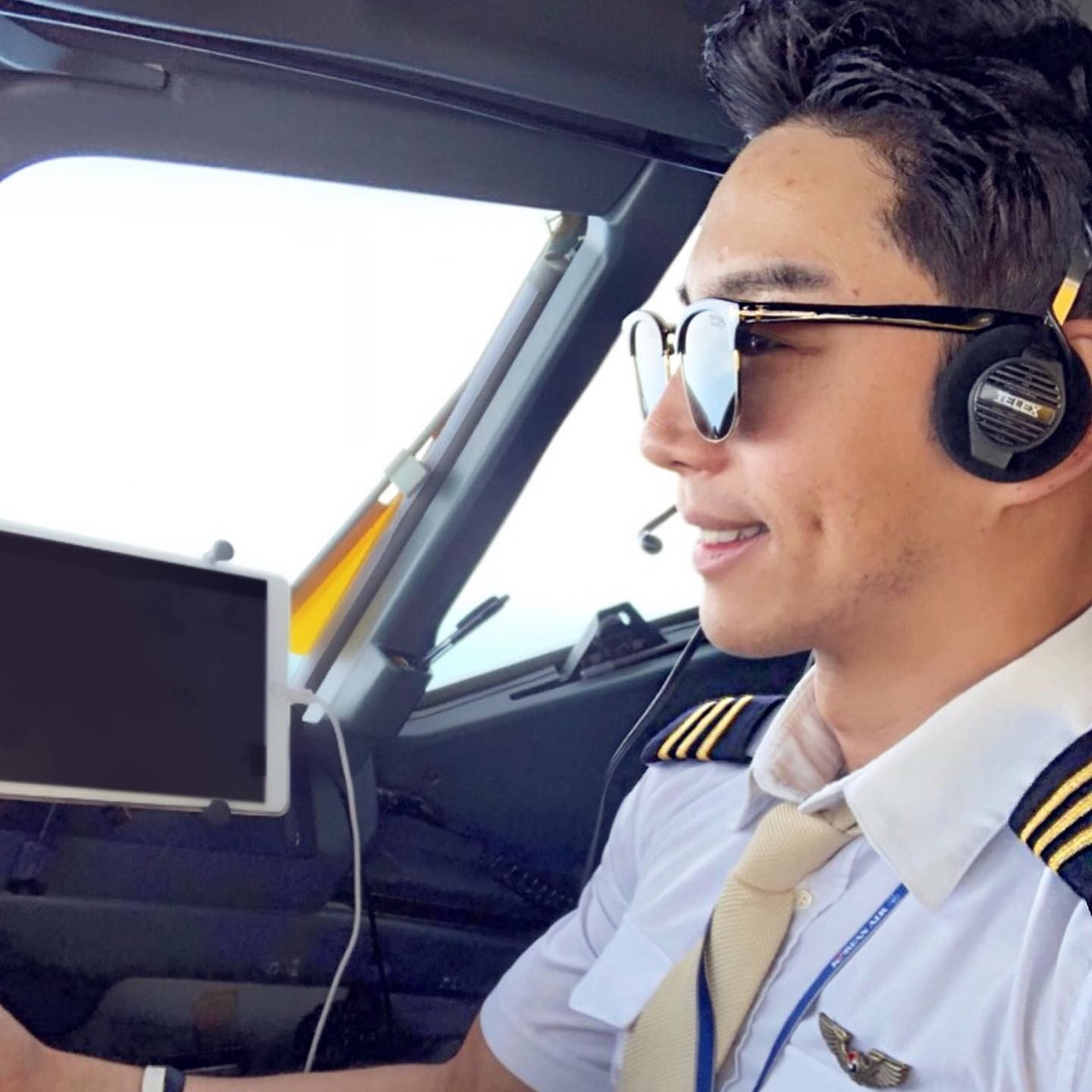 Cơ trưởng Lee Sang-gil. Cơ trưởng Lee Sang-gil.