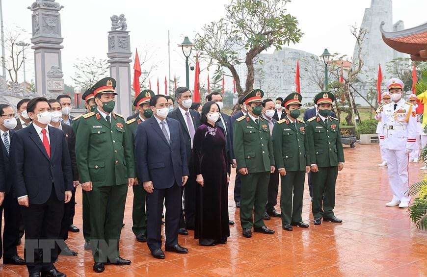 Thủ tướng Phạm Minh Chính và các đại biểu dâng hương tưởng niệm Chủ tịch Hồ Chí Minh và các anh hùng liệt sỹ tại Quảng Bình. (Ảnh: Dương Giang/TTXVN)