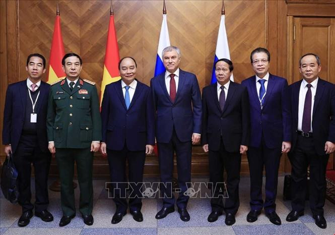 Chủ tịch nước Nguyễn Xuân Phúc và các thành viên Đoàn đại biểu cấp cao Việt Nam chụp ảnh chung với Chủ tịch Duma Quốc gia Nga Vyacheslav Volodin. Chủ tịch nước Nguyễn Xuân Phúc và các thành viên Đoàn đại biểu cấp cao Việt Nam chụp ảnh chung với Chủ tịch Duma Quốc gia Nga Vyacheslav Volodin.