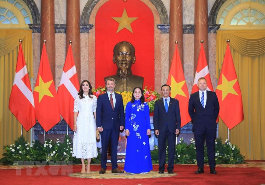 Phó Chủ tịch nước Võ Thị Ánh Xuân với Thái tử kế vị Đan Mạch Frederik và Công nương Mary Elizabeth cùng đại biểu hai nước. (Ảnh: Lâm Khánh/TTXVN) Phó Chủ tịch nước Võ Thị Ánh Xuân với Thái tử kế vị Đan Mạch Frederik và Công nương Mary Elizabeth cùng đại biểu hai nước. (Ảnh: Lâm Khánh/TTXVN)