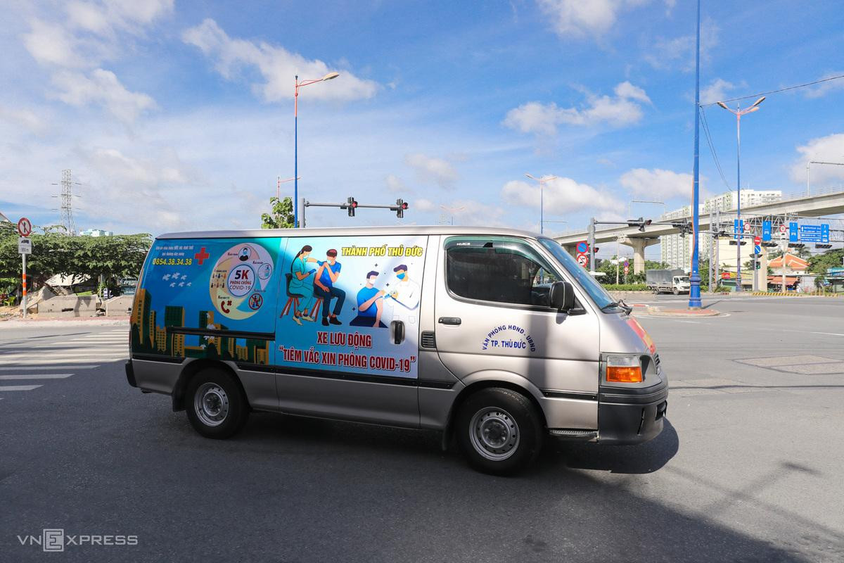 Khoảng 9h30, sau một tiếng tiêm ở điểm đầu tiên, xe tiếp tục di chuyển trên Xa lộ Hà Nội để đến các nơi khác làm nhiệm vụ.