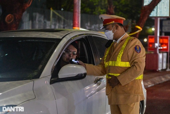 Hầu hết các tài xế khi được yêu cầu kiểm tra nồng độ cồn đều nghiêm túc chấp hành, việc đo nồng độ cồn diễn ra trong khoảng 3 - 4 giây. Hầu hết các tài xế khi được yêu cầu kiểm tra nồng độ cồn đều nghiêm túc chấp hành, việc đo nồng độ cồn diễn ra trong khoảng 3 - 4 giây.