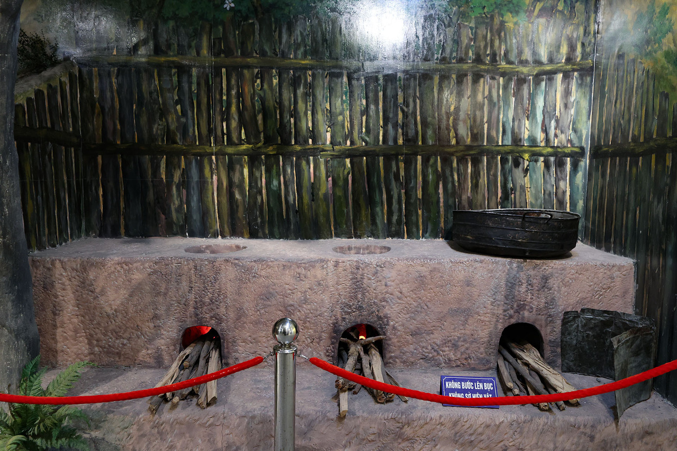 “Đi không dấu, nấu không khói” đảm bảo bí mật, bất ngờ là một trong những yếu tố quyết định thắng lợi của quân đội ta trong chiến dịch. Bếp Hoàng Cầm mang tên chính người đã sáng tạo nên, được sử dụng trong toàn bộ chiến dịch, khi đun nấu chỉ tạo nên những làn khói là là mặt đất như làn sương nhẹ khiến địch không thể phát hiện. Ảnh: Lê Anh Dũng