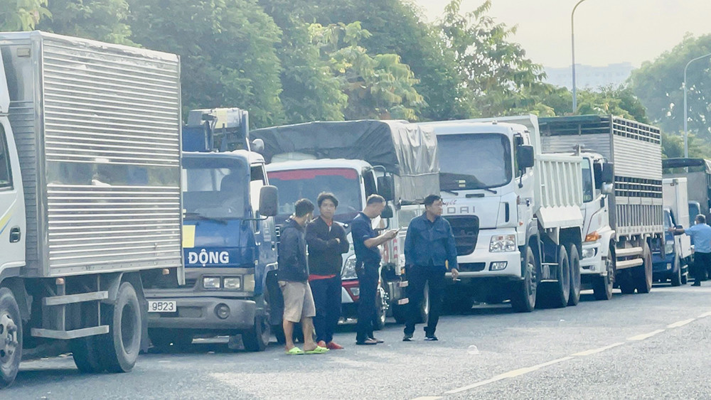 Các xe xếp hàng dài gần 2km để chờ đến lượt đăng kiểm tại Trung tâm đăng kiểm 6001S (KCN Biên Hoà 2, TP Biên Hoà). Ảnh: Huy Hoàng Các xe xếp hàng dài gần 2km để chờ đến lượt đăng kiểm tại Trung tâm đăng kiểm 6001S (KCN Biên Hoà 2, TP Biên Hoà). Ảnh: Huy Hoàng